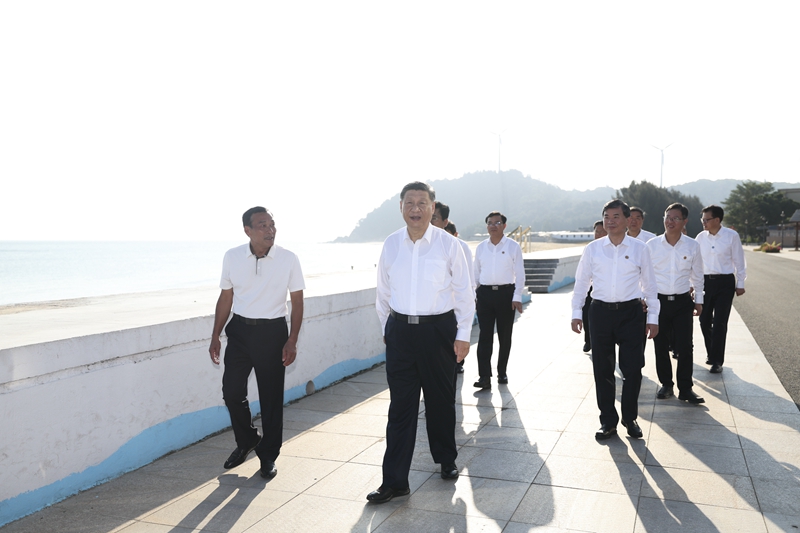 10月15日至16日,中共中央总书记、国家主席、中央军委主席习近平在福建考察。这是15日下午,习近平在漳州市东山县陈城镇澳角村考察时,步行察看澳角湾海域环境和村容村貌。