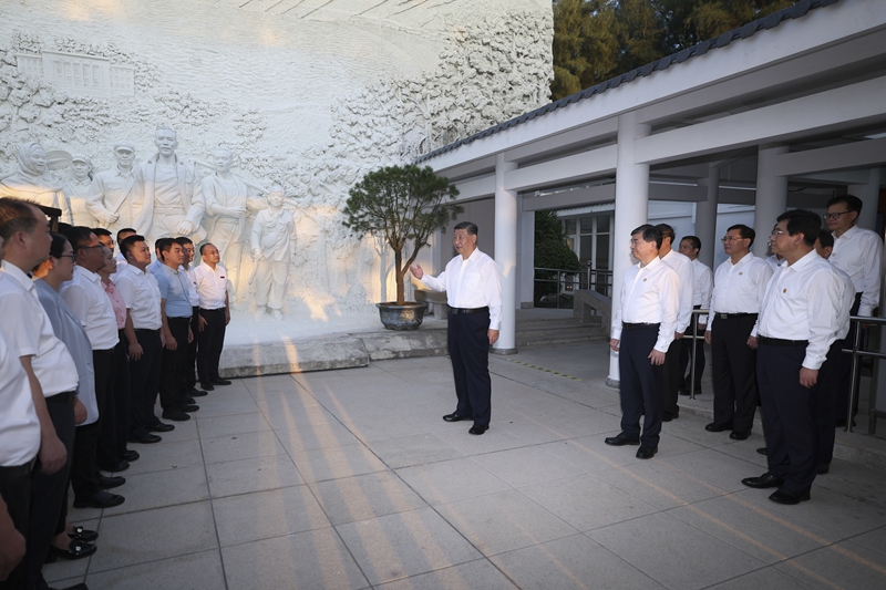 10月15日至16日,中共中央总书记、国家主席、中央军委主席习近平在福建考察。这是15日下午,习近平在漳州市东山县谷文昌纪念馆考察时,同谷文昌干部学院教师、学员代表亲切交流。