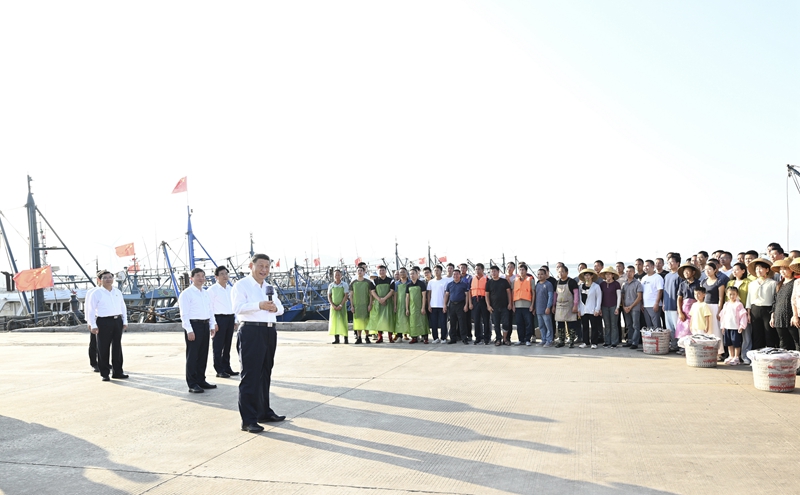 10月15日至16日,中共中央总书记、国家主席、中央军委主席习近平在福建考察。这是15日下午,习近平在漳州市东山县陈城镇澳角村考察时,同渔民们亲切交流。