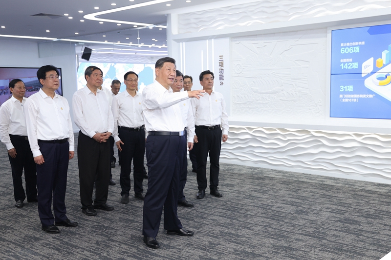 10月15日至16日,中共中央总书记、国家主席、中央军委主席习近平在福建考察。这是16日上午,习近平在中国(福建)自由贸易试验区厦门片区参观自由贸易试验区建设成果展。