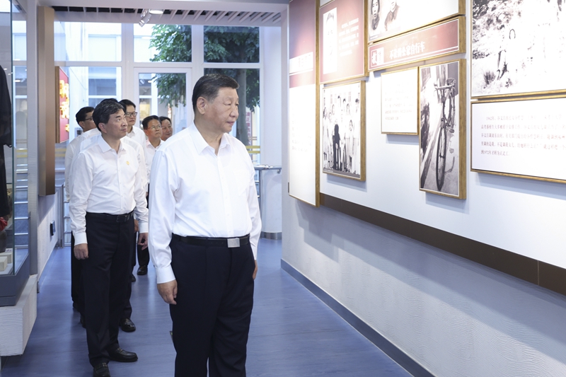 10月15日至16日,中共中央总书记、国家主席、中央军委主席习近平在福建考察。这是15日下午,习近平在漳州市东山县谷文昌纪念馆考察。